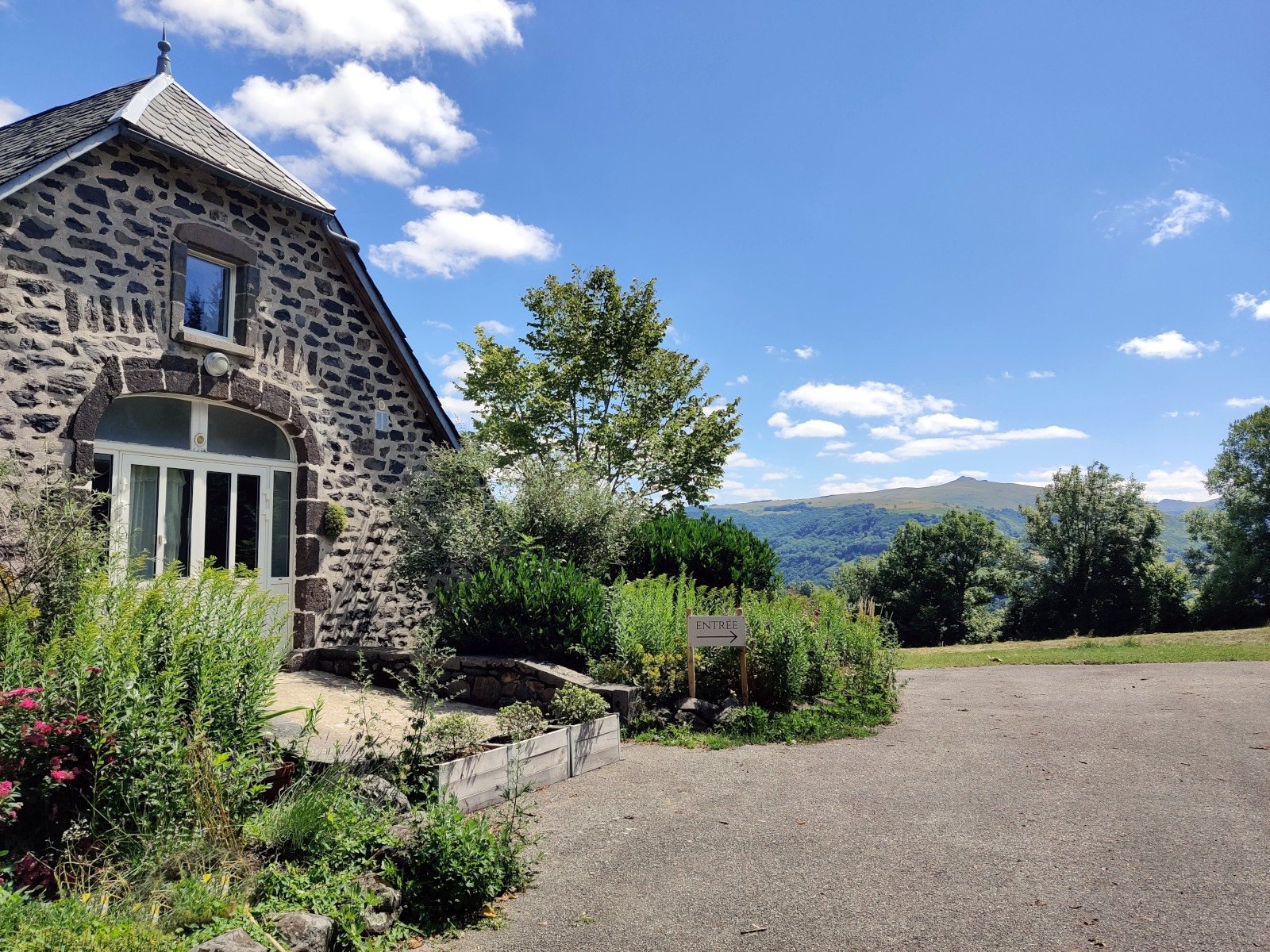 La Grange, chambres d’hôtes à Salers, avec jardin et vue sur le Puy Violent